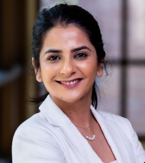 Portrait d’Amrrita Chopraa, présentée dans « Spéciale de la plus belle façon : l’histoire d’Amrrita », partageant son parcours avec l’autisme et le TDAH pour inspirer des pratiques de travail inclusives.